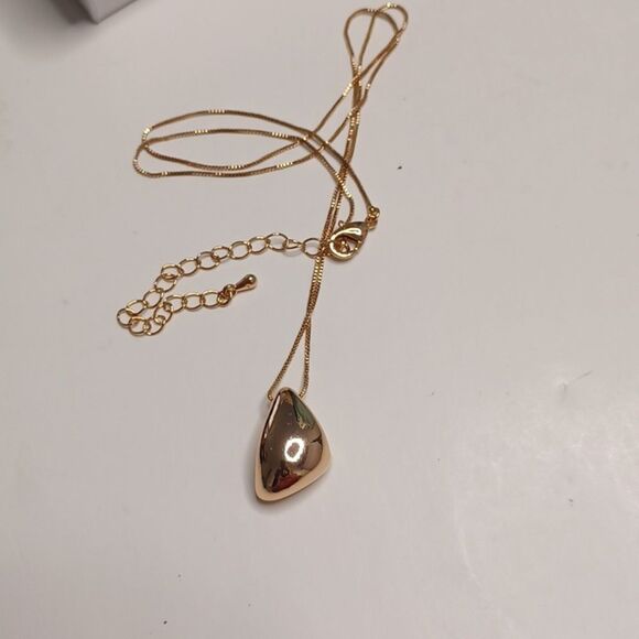 Elegant Gold Pendant Necklace - Picture 4 of 5